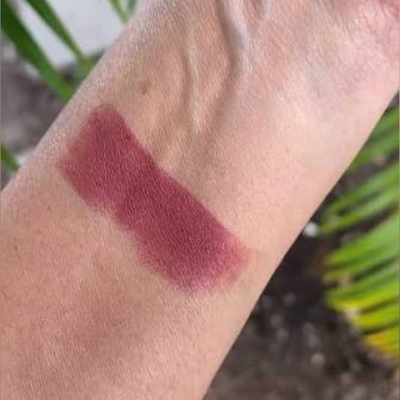 BNIB Tom Ford Liquid Lip Luxe Matte — Scarlet Stiletto - Picture 6 of 7